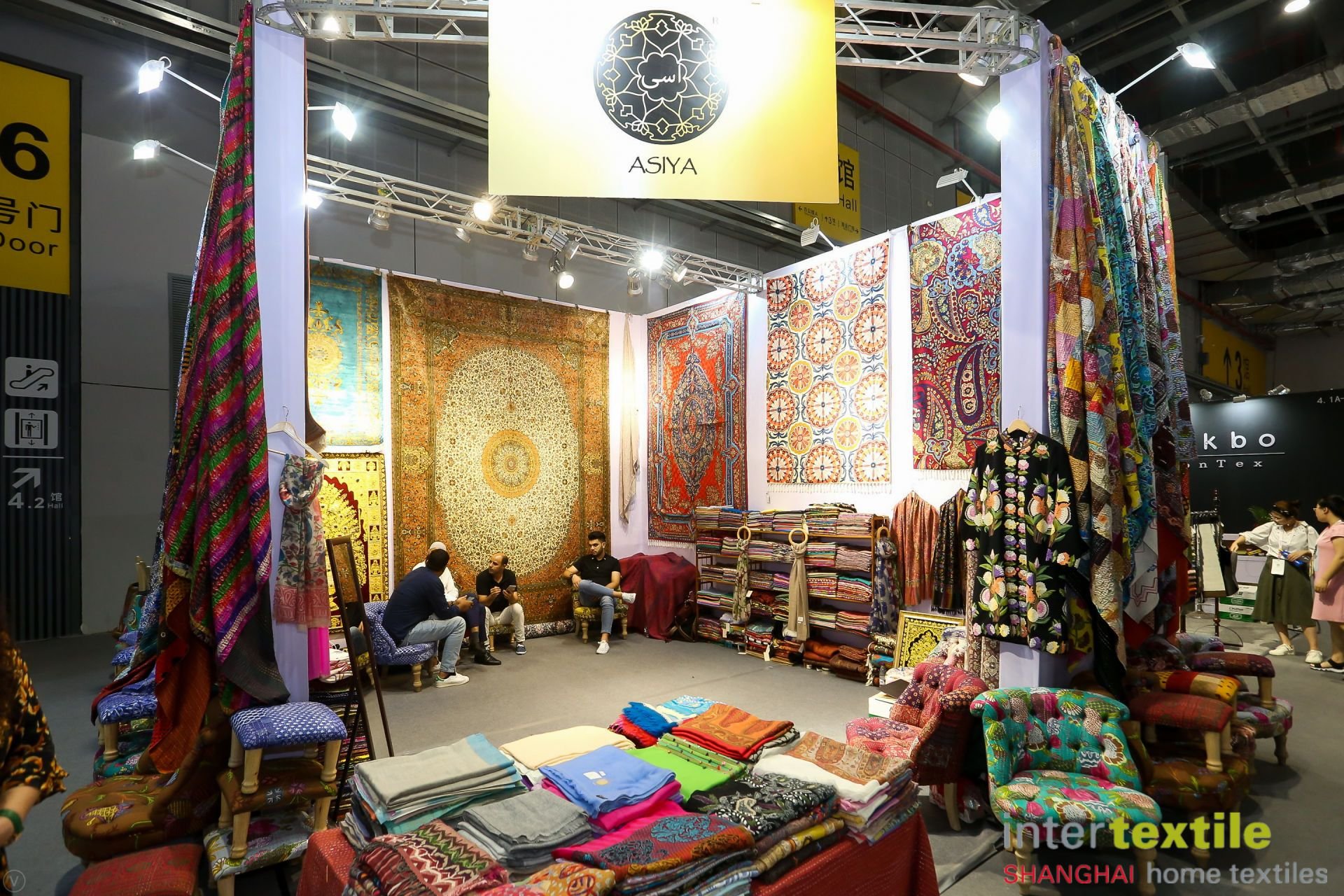 The Textile Market in Jinan: A Rich Tapestry of Color and Design