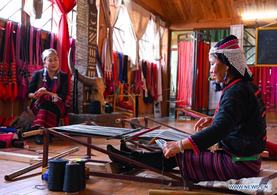 Lijiang Textiles: A Vibrant and Unique Industry