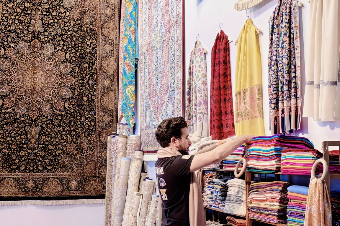 Title: Exploring the Kuwaiti Textile Market: A Cultural and Commercial Hub