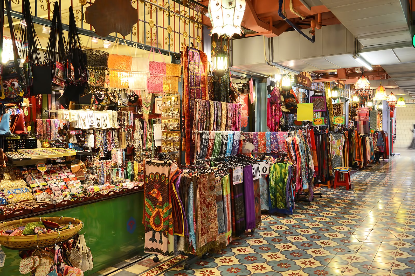 Title: Exploring the Kuwaiti Textile Market: A Cultural and Commercial Hub