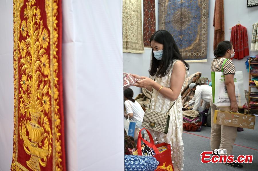 Exhibiting Magnificent Textiles: A Celebration of Zhingzhou Zhangs Masterpieces at Exhibition Zhuang Yao Textiles