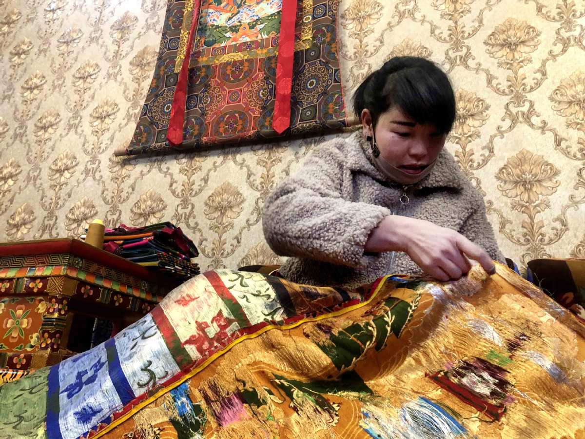 Title: The Exquisite Beauty of Tibetan Textile Handicrafts: A Visual Journey