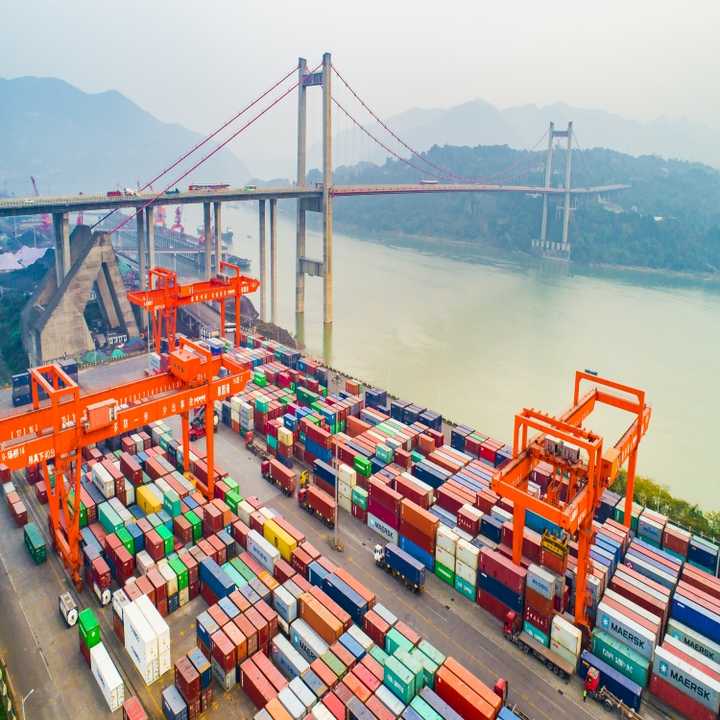 Title: Chongqing Textiles Road Transport: A Vital Link in Chinas Logistics Network