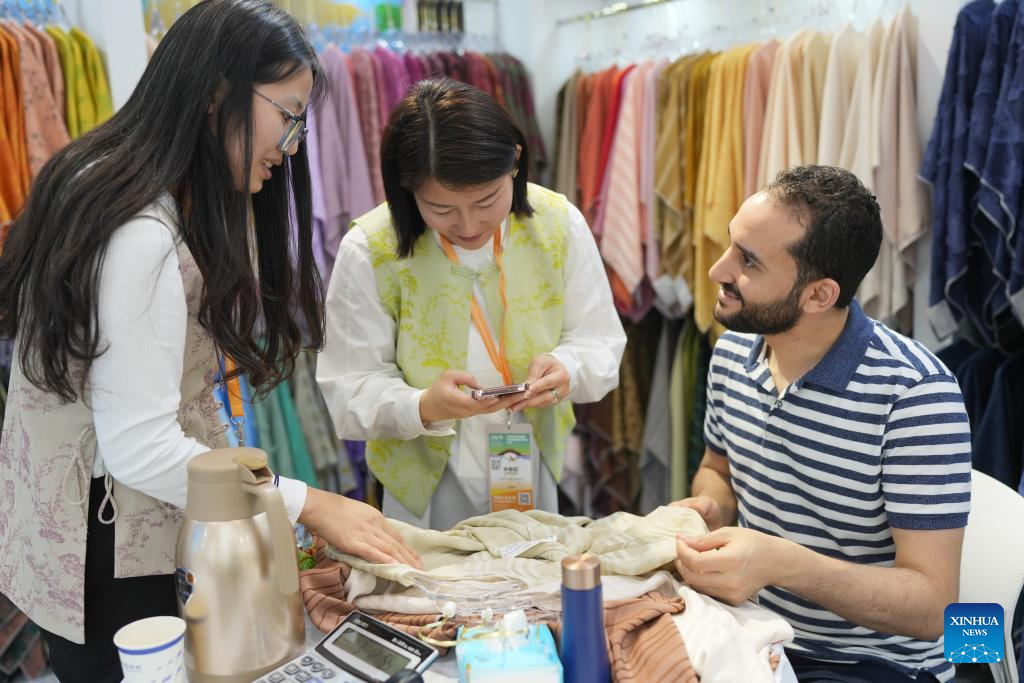 Title: The Scale of Textile Trade in Kaifeng, China