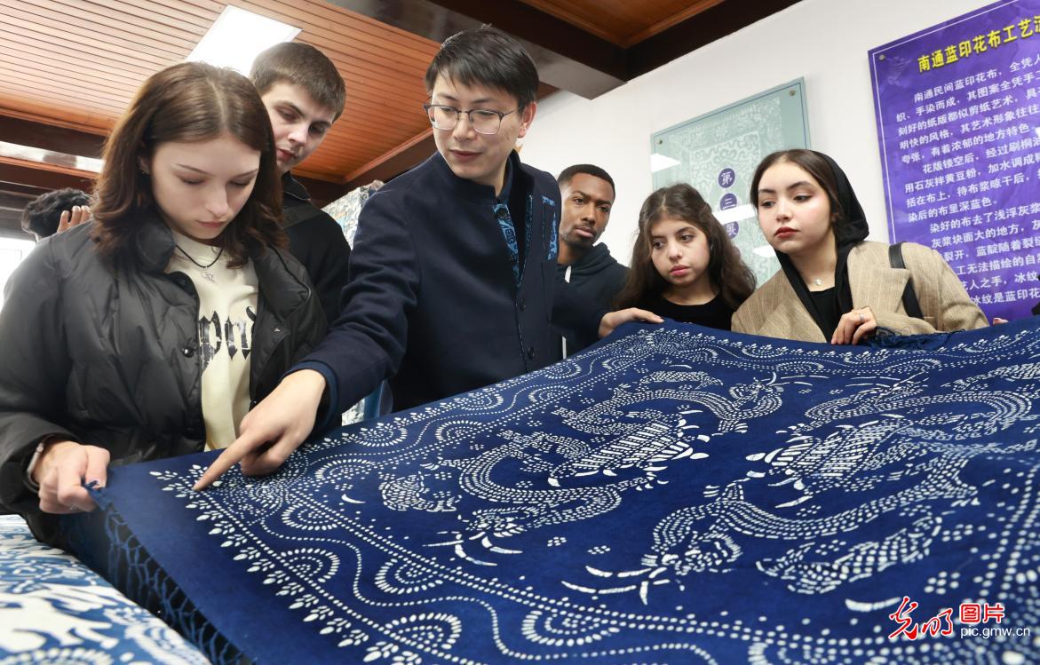 Title: Danjiangkou Textile Community: A Hub of Local Culture and Prosperity