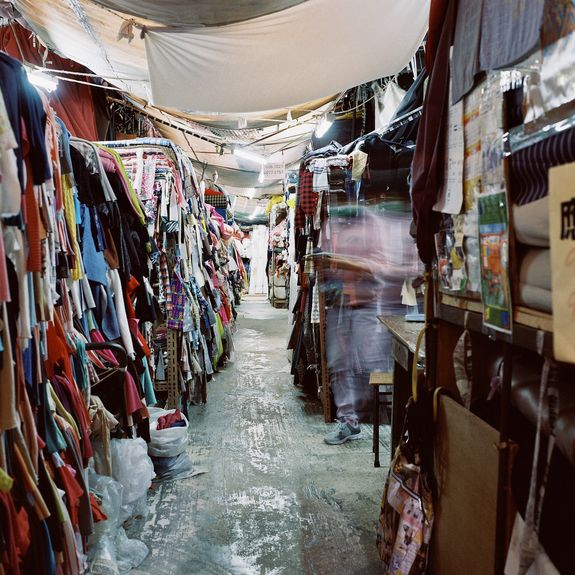 Title: Old Photos of Linyi Textile Market: A Glimpse into the Past