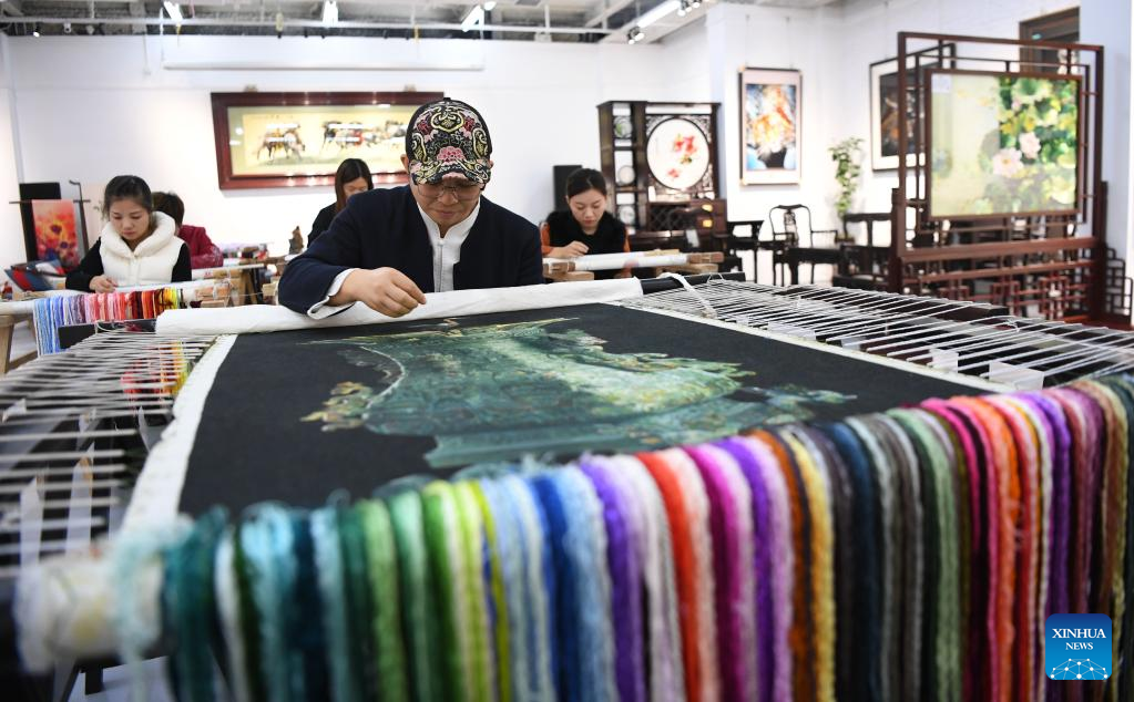 Title: Exploring the Cultural and Creative Essence of Chongqings Handicraft Textile Market