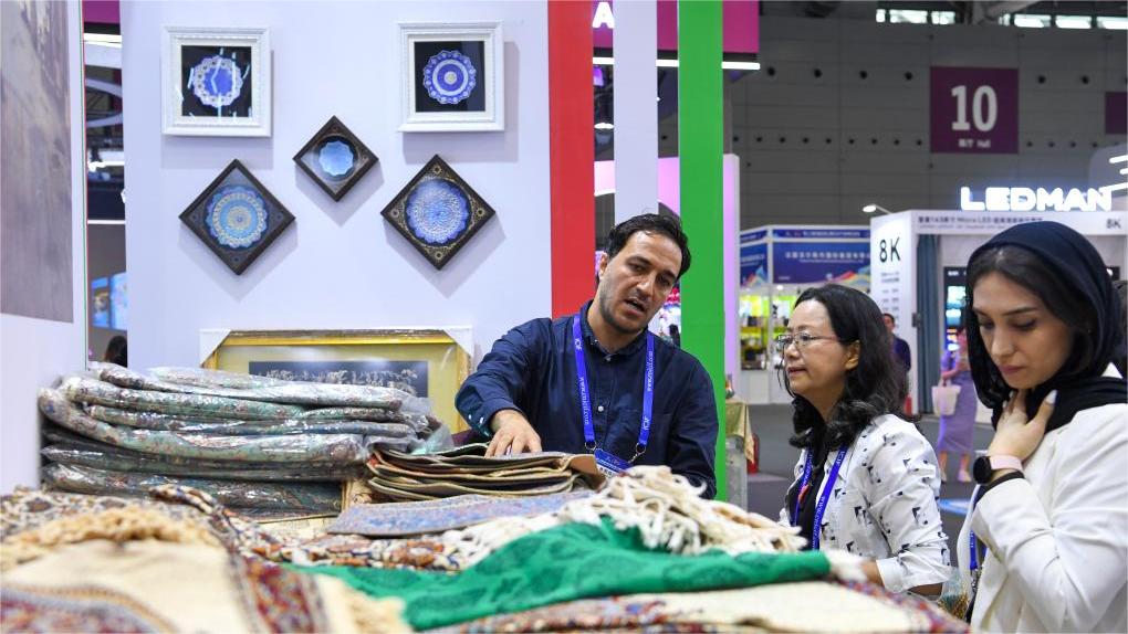 Title: Opalizing the Fibers: The Enchanting World of Yunnan Optical Textiles