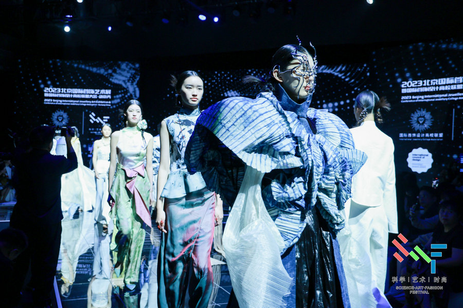 Title: Unveiling the Elegance and Beauty of Xiaguan Textiles in a Live Streamed Event