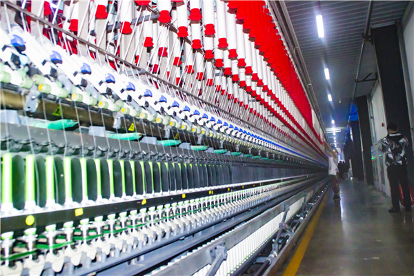 Title: 纬络纺织厂 - The Art of Textile Manufacturing at its Finest