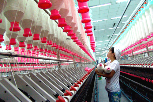 Title: 纬络纺织厂 - The Art of Textile Manufacturing at its Finest