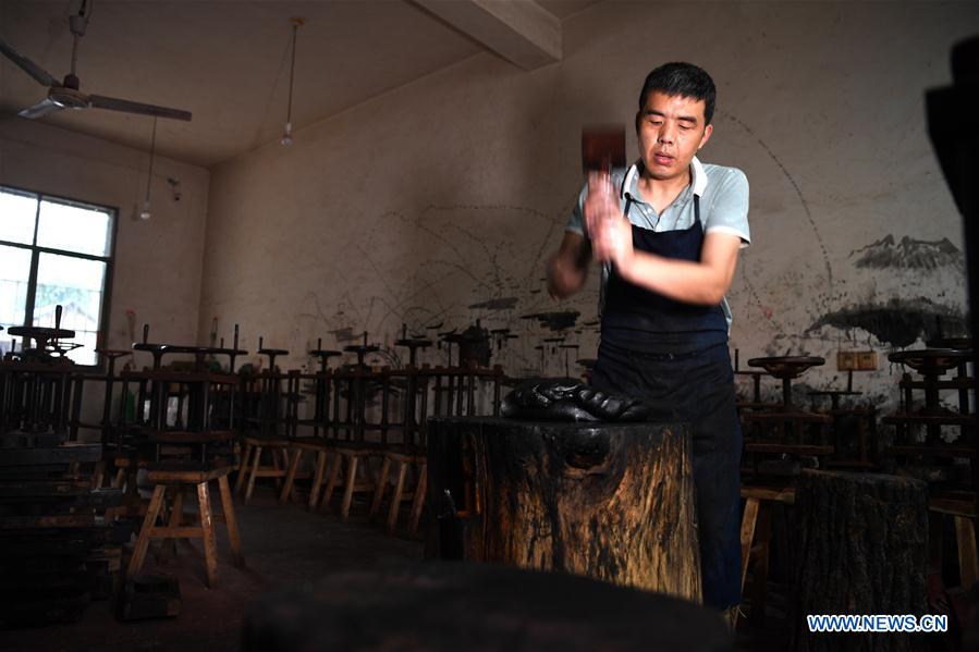 Title: The Unsung Heroes of Jiangxian Textile Mill: The Female Workers Who Brought Change