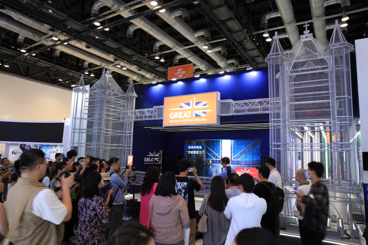 Title: Embracing Innovation and Creativity: Beijing Fashion Textile Major Shines in the Global Market