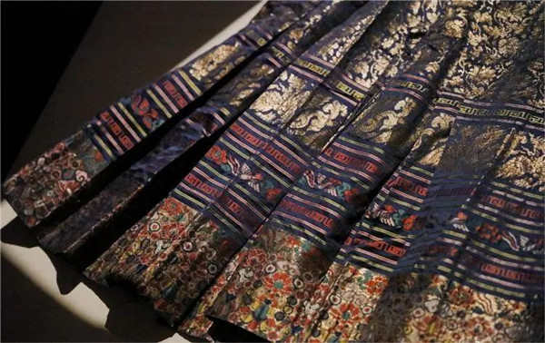 Title: Zhu-Lv Ping Textiles: A Masterpiece of Chinese Craftsmanship