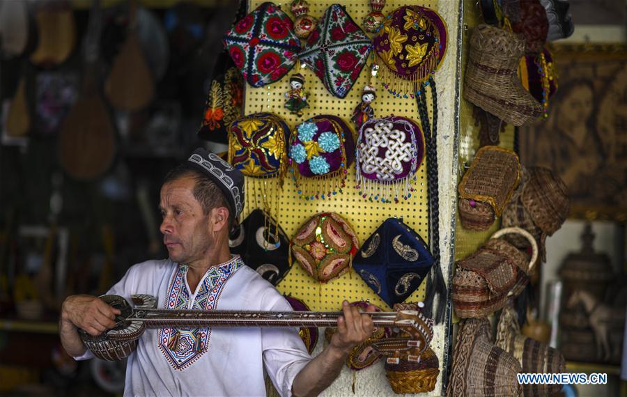 Title: The Magnificence of Kashgari Textiles: An Exquisite Exploration of the Cultural Riches