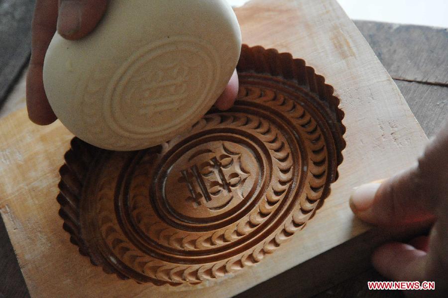 Title: Yuzhou Textile Street Mooncake Wholesale: A Glimpse into Chinese Cultural Heritage and Cuisine