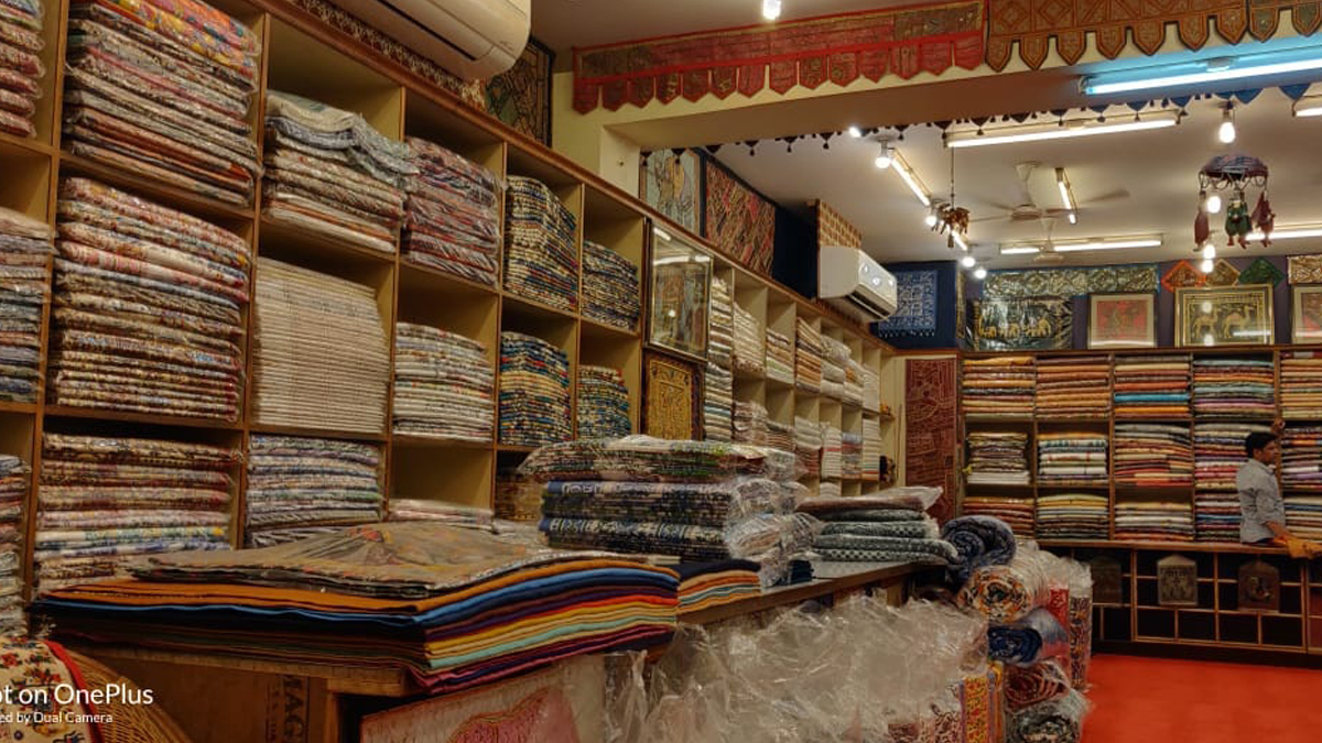 Exploring the Unique Textile Wholesale Shop in Lhasa -堆龙纺织品批发店