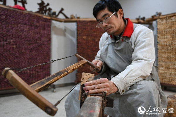 Crafting Traditional Textiles in Anhui: A Cultural Journey through Phone Calls