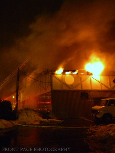 Fire Breaks Out in Textile Warehouse, Prompting Evacuation and Investigation