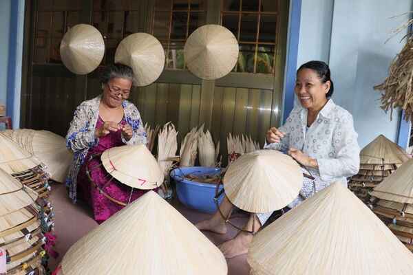 Vietnamese Textiles: A Treasure Trove of Natural Fibers and Craftsmanship