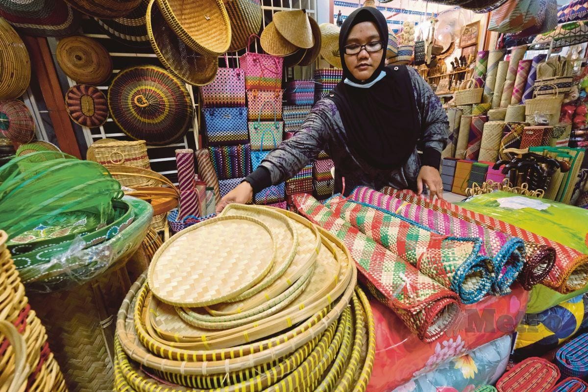 Nanga Parbats Fabric Market - A Tapestry of Nepali Wealth