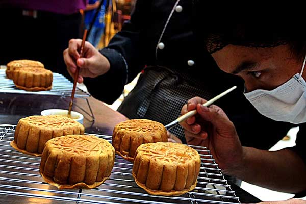 The Old-Style Mooncakes of Yuzhou Textile Street: A Nostalgic Journey Through Time